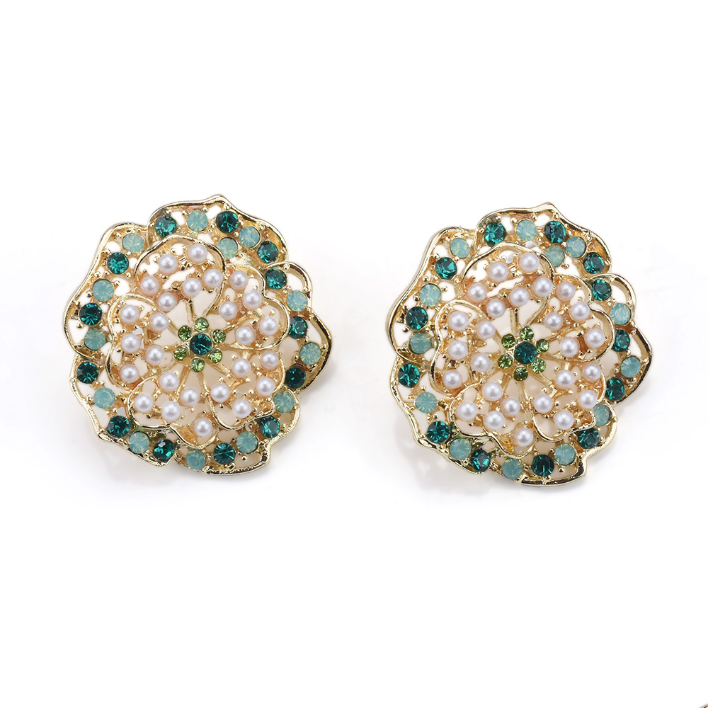 Ethnic Fashion Trends 2025 - Boucles d'oreilles en forme de fleur