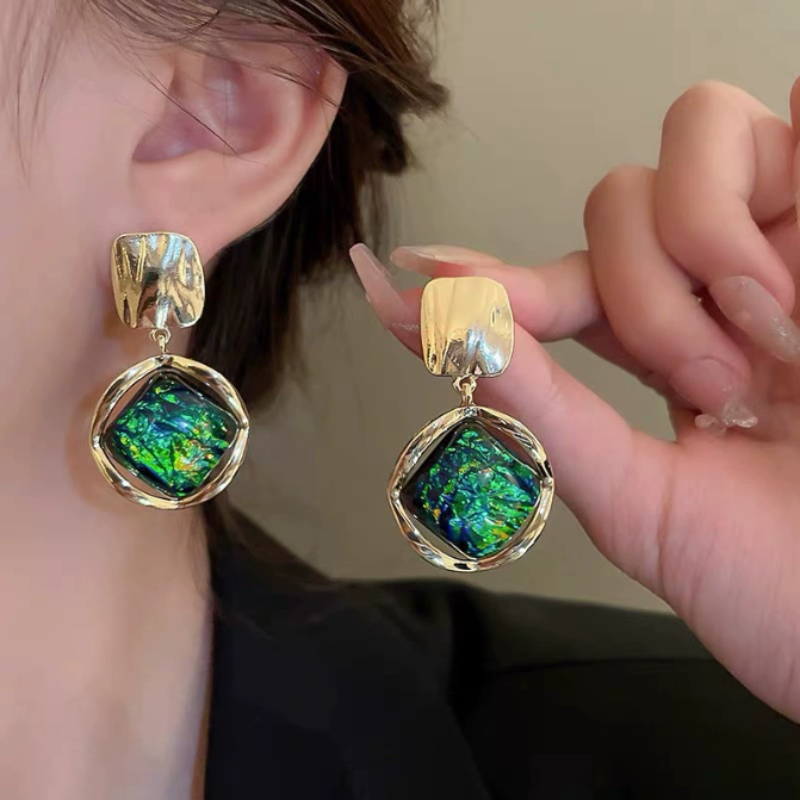 Ethnic Fashion Trends 2025 - Boucles d'oreilles pendantes géométriques de couleur