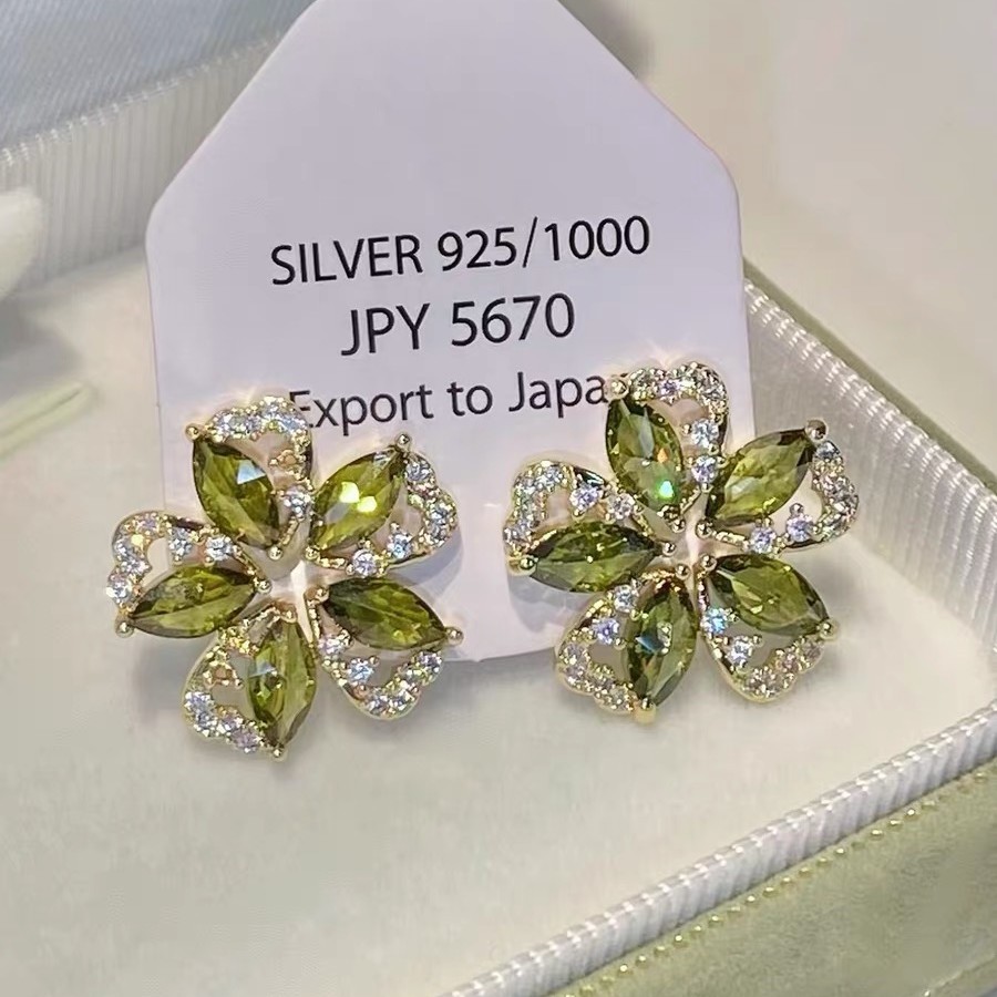 Ethnic Fashion Wear For Women - Boucles d'oreilles clous fleur en zircon